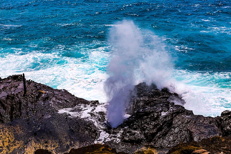 Halona Blowhole at Sandy Beach on Oahu. Dshumy/Shutterstock.com